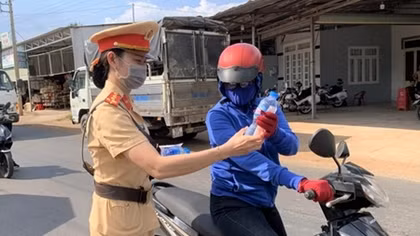 Phát miễn phí khăn lạnh và khẩu trang cho người tham gia giao thông
