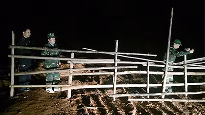 Theo chân lực lượng Biên phòng Chi Ma “chống dịch” cúm gia cầm