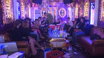 Nhóm thanh niên vào quán karaoke mở tiệc ma túy đón Noel