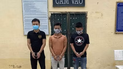 Bắt tạm giam 3 đối tượng dùng hung khí nguy hiểm gây rối