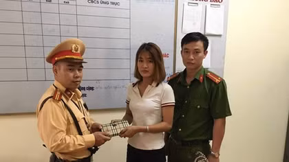 CSGT trả lại ví tiền cho cô gái đánh rơi 
