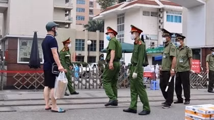 Trung đội cảnh sát tiên phong ở tâm dịch Bạch Mai