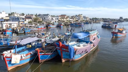 Cơn sóng nợ xô ngã làng chài tỷ phú
