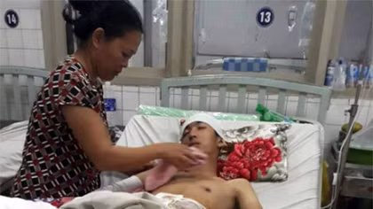 Xót thương cảnh mẹ nghèo chăm con tai nạn giao thông