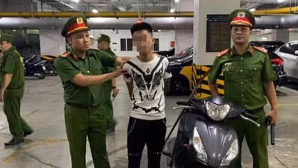 Thanh niên không đội mũ bảo hiểm mang dao phóng lợn dạo phố