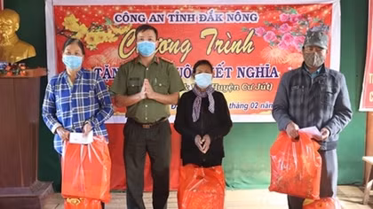 Tặng quà Tết cho người có uy tín và gia đình chính sách ở xã biên giới