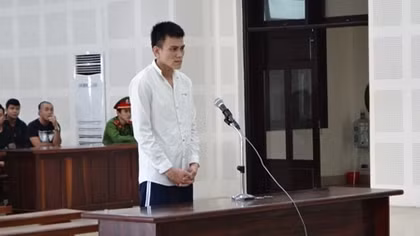 Tạt xăng biến người yêu thành “đuốc sống” vì nghi ngờ có tình mới