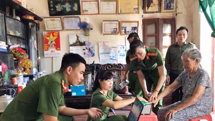 Công an huyện Thiệu Hóa lưu động cấp căn cước công dân cho người nghèo