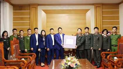 Công ty cổ phần sản xuất và thương mại Lạng Sơn tặng Công an tỉnh 50.000 khẩu trang y tế