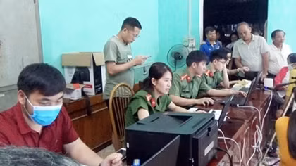 Những nữ cán bộ Công an xuyên đêm cấp căn cước công dân