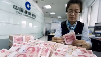 Muốn vay tiền phải cho xem... phòng tắm