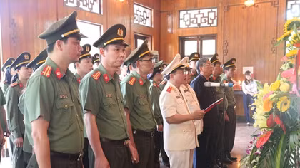 Viện Lịch Sử Công an nhân dân dâng hương tại Khu di tích Kim Liên