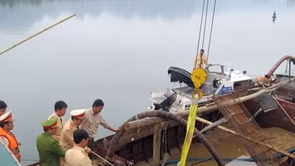 Bắt quả tang đối tượng khai thác 14 m³ cát trái phép