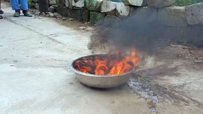 Hãi hùng nước giếng bốc cháy ngùn ngụt khi châm lửa