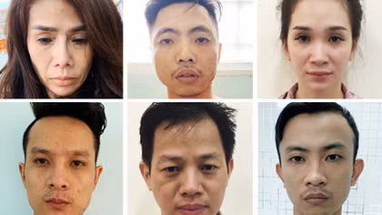 Nhân viên nhà hàng múa khỏa thân phục vụ khách