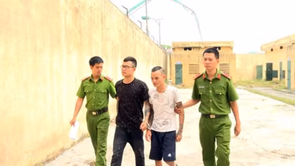 Dùng dao bầu ép chủ máy gặt nộp tiền bảo kê