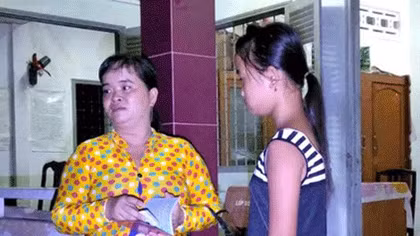 Công an xã trao trả bé gái đi lạc cho người thân