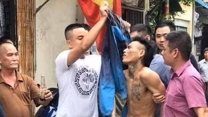 Khống chế đối tượng ngáo đá cầm dao doạ chém người giữa đường 