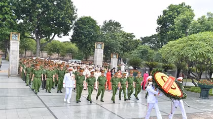 Đoàn đại biểu điển hình tiên tiến trong phòng, chống ma túy vào Lăng viếng Chủ tịch Hồ Chí Minh
