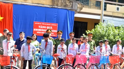 Chắp cánh ước mơ cho học sinh nghèo vượt khó