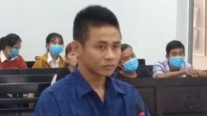 Mang dao đi xem đá bóng rồi đâm người trọng thương