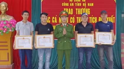 Trao thưởng cho 6 công dân có thành tích trong đấu tranh phòng, chống tội phạm