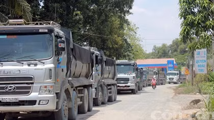 Dân lập rào chắn xe tải vào mỏ đá