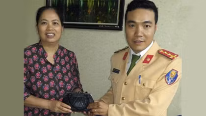 Cảnh sát giao thông trao lại tài sản cho người dân bị đánh rơi
