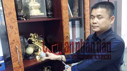 Giám đốc chi nhánh ngân hàng ép người tình của vợ chặt đứt đốt ngón tay