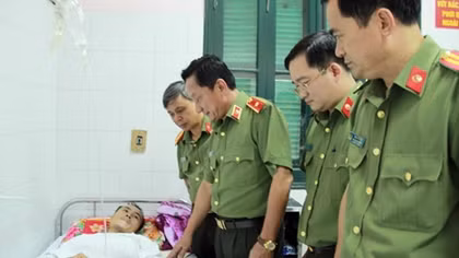 Bộ trưởng Tô Lâm động viên cán bộ Công an bị thương khi làm nhiệm vụ