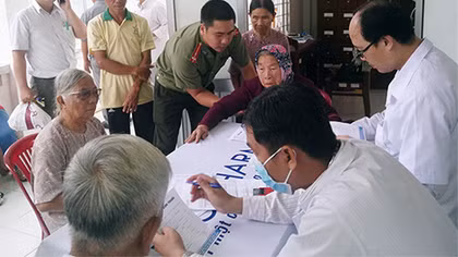 Gắn bó cùng nhân dân để giữ gìn an ninh trật tự