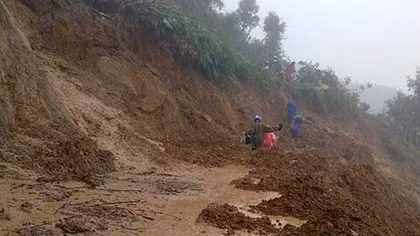 Sạt lở chia cắt hoàn toàn một huyện vùng cao của tỉnh Điện Biên