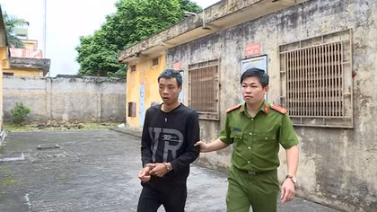Đợi chủ nhà đi vắng, phá khoá cửa hàng lấy đi số lượng lớn vàng, bạc