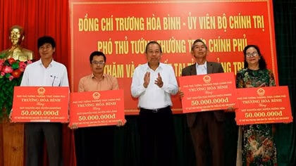 Phó Thủ tướng Thường trực tặng quà Tết đồng bào nghèo Quảng Trị