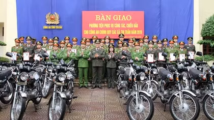 Bàn giao mô tô phục vụ công tác, chiến đấu cho Công an chính quy các xã