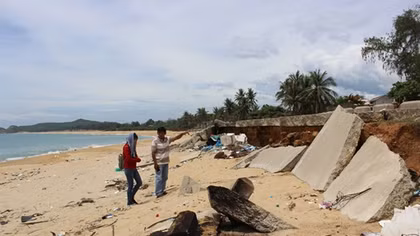 Kè chống sạt lở bờ biển chưa nghiệm thu đã... tan hoang