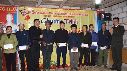 Mang quà xuân sớm đến vùng biên giới Trà Lĩnh