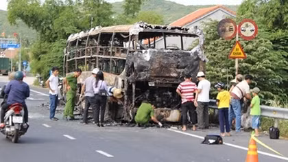 18 người thoát nạn khi xe ô tô khách bốc cháy trong đêm
