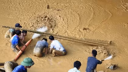 Hơn 200 người vẫn đang chạy đua cứu nạn hai người mắc kẹt trong hang Cột Cờ