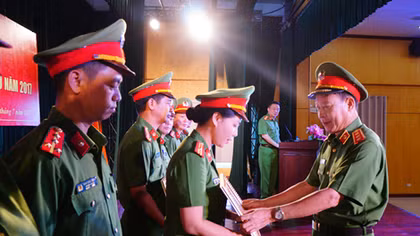 Bản lĩnh của nữ chiến sĩ Cảnh sát cơ động