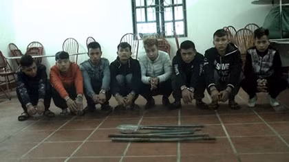 Khởi tố 10 thanh niên cầm dao chặn xe xin tiền trên cao tốc
