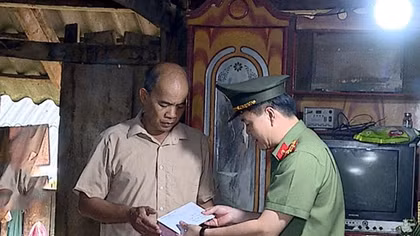 Hỗ trợ 50 triệu đồng cho thân nhân đồng chí Quàng Văn Xôm