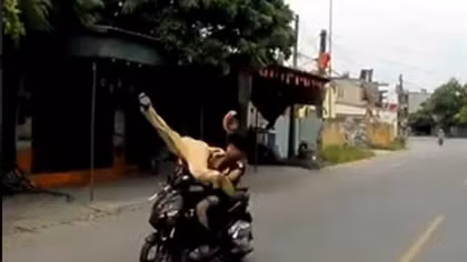 Đi xe máy không đội mũ bảo hiểm, tông trọng thương CSGT