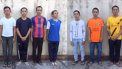 9 kẻ hung hãn mang theo dao kiếm đi đòi làm... bảo vệ