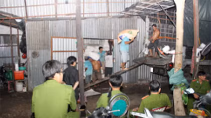 Phát hiện kho đường số lượng lớn ngay trung tâm thành phố