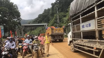 CSGT Hà Giang vất vả phân làn, thông tuyến giao thông do mưa lũ