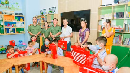 Học viện ANND tặng quà trung thu cho bệnh nhi ung thư