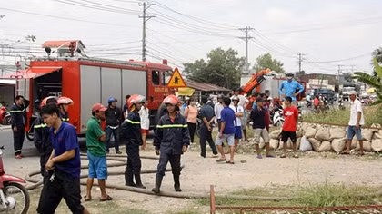 Cháy công ty nhựa, hàng trăm người dân hoảng sợ