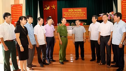 Thứ trưởng Lê Quý Vương tiếp xúc cử tri huyện Mỹ Hào và Văn Giang, tỉnh Hưng Yên
