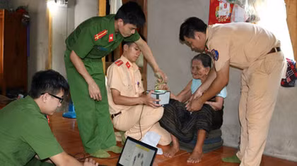 Chuyện làm căn cước công dân cho người già